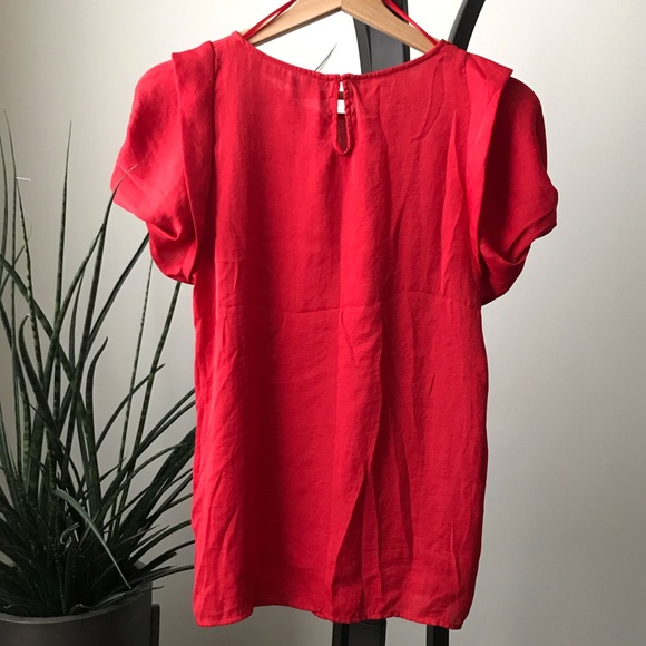 Satiny red top with puff sleeves - Picture 3 of 6